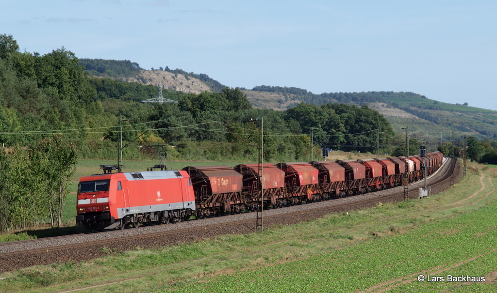 Mit einem sch�nen Kalisalzzug legt sich 152 129-3 am 6.09.12 nordw�rts fahrend bei Harrbach in eine Rechtskurve.