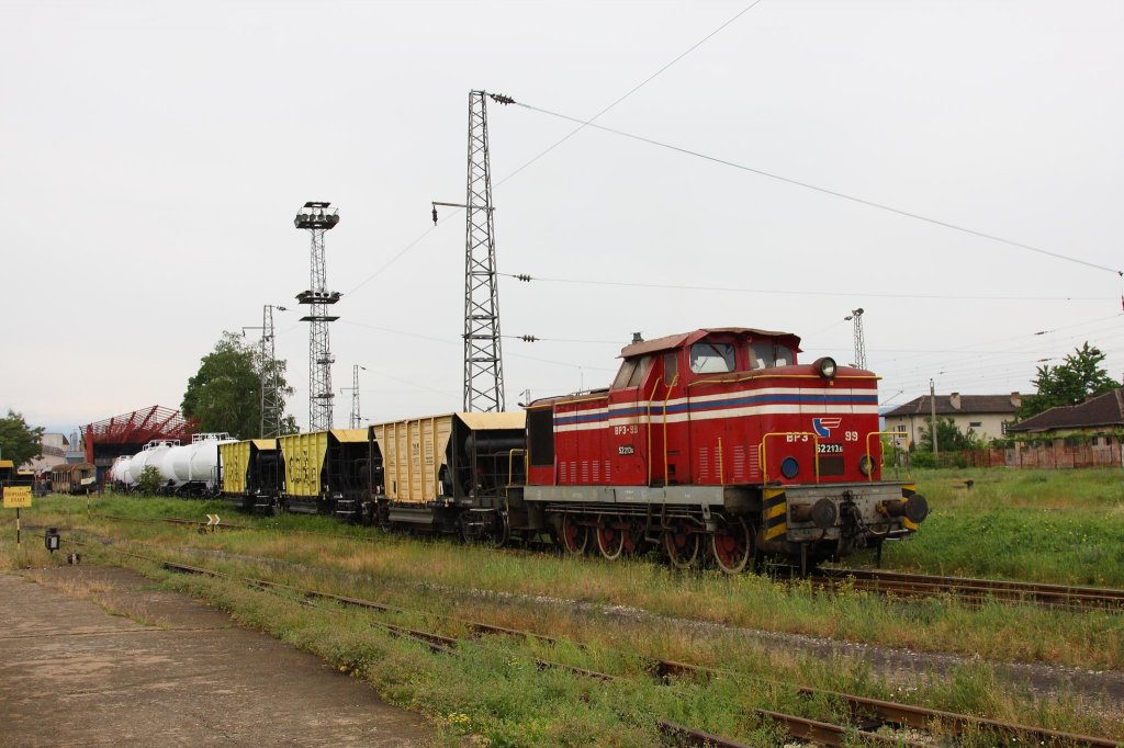Mit einem Schotterzug rangiert die private bulgarische 52213 am 9.5.2013
im Bahnhof Septemvri.