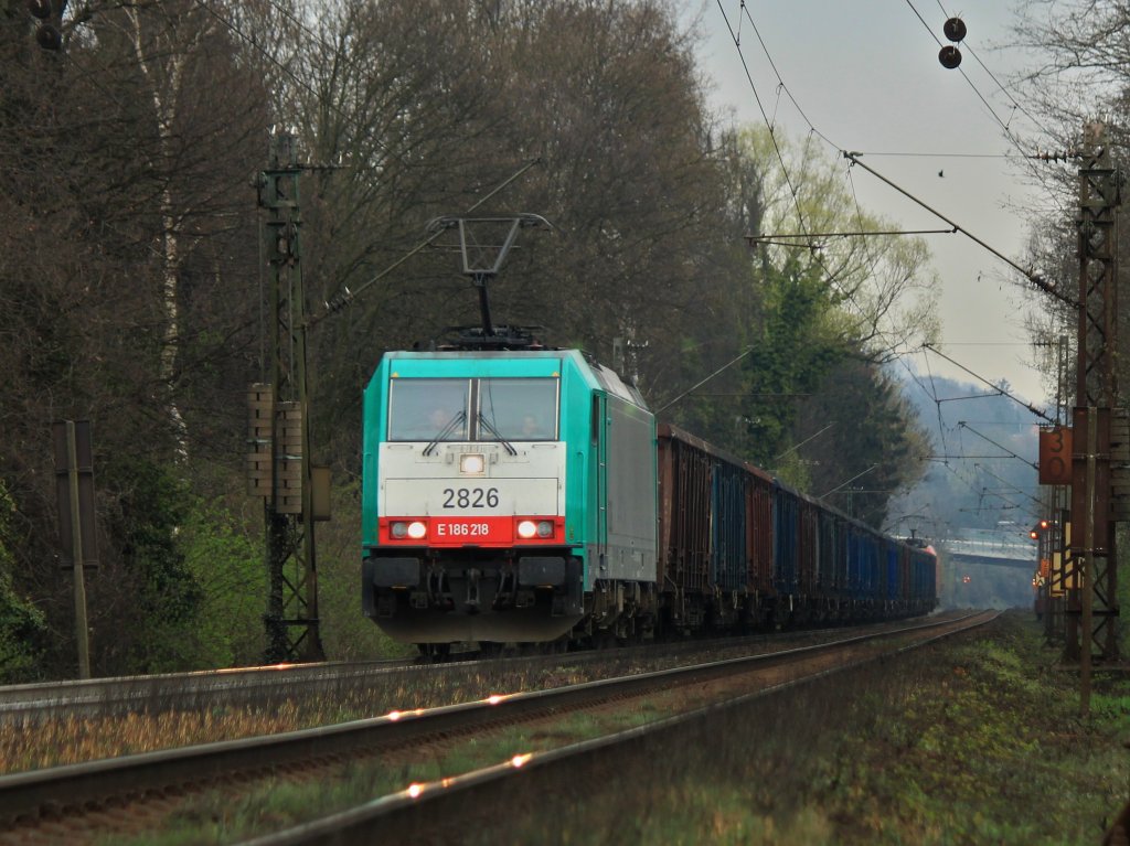 Mit einem Schrottzug am Haken und der untersttzenden 185 064-3 als Schubhilfe kommt Cobra 186 218 (2826) am 30.03.2012 die Gemmenicher Rampe von Aachen West nach Belgien hoch.