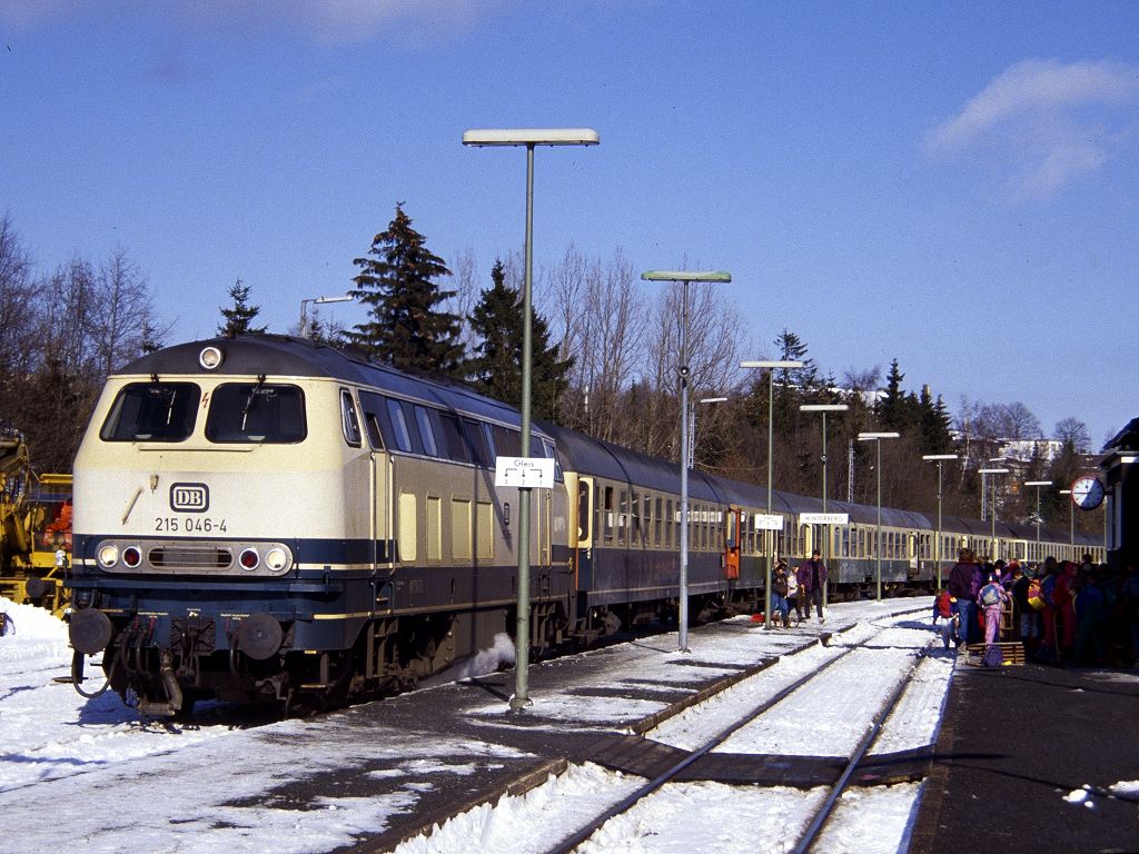 Mit einem Schlersonderzug erreicht die Trierer 216 046 Winterberg am 22.02.1991