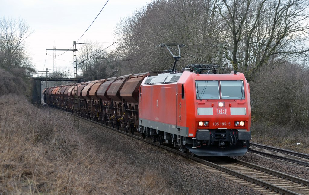 Mit einem Schwenkdachwagenzug war 185 195 unterwegs, als sie am 11.04.13 durch Ahlten fuhr.