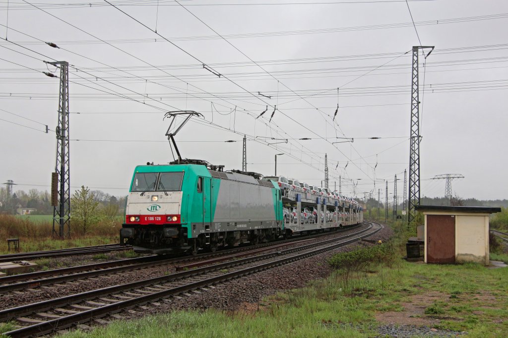 Mit einem Skoda-Zug am Haken beschleunigt E 186 128 der ITL am 27.04.13 aus Rderau in Richtung Falkenberg heraus.
