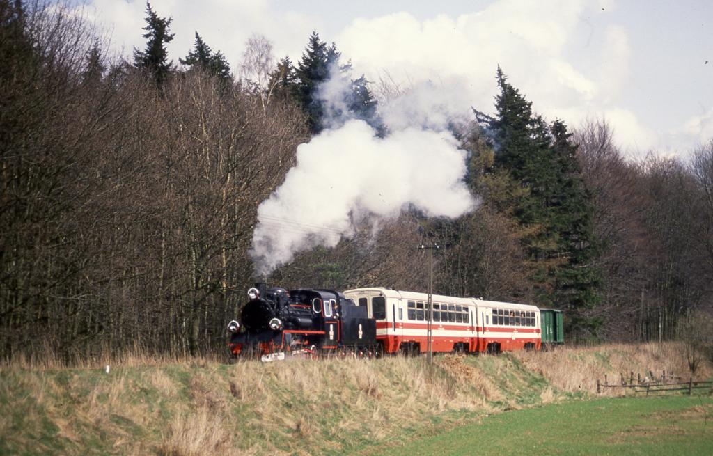 Mit einem Sonderzug dampft am 17.4.1992 aus Gryfice kommend
die Px 48-3901 am Waldrand bei Popiele in Richtung Rewal.