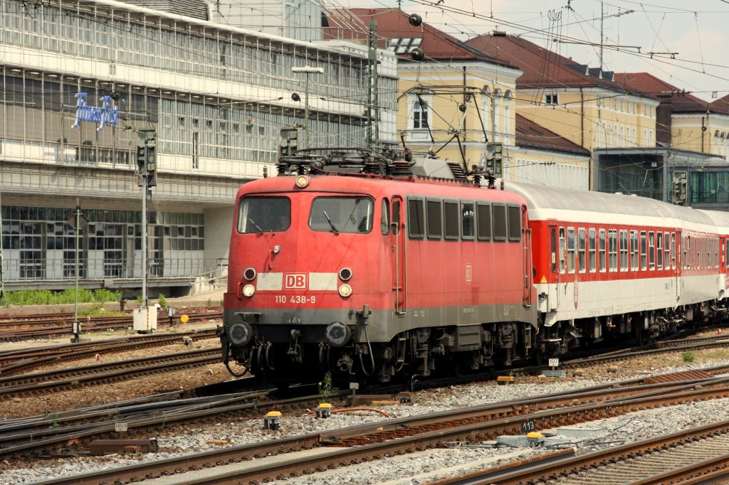 Mit einem Sonderzug kam die 110 438-9 nach Regensburg Hbf. Aufnahmedatum war der 24.05.2011