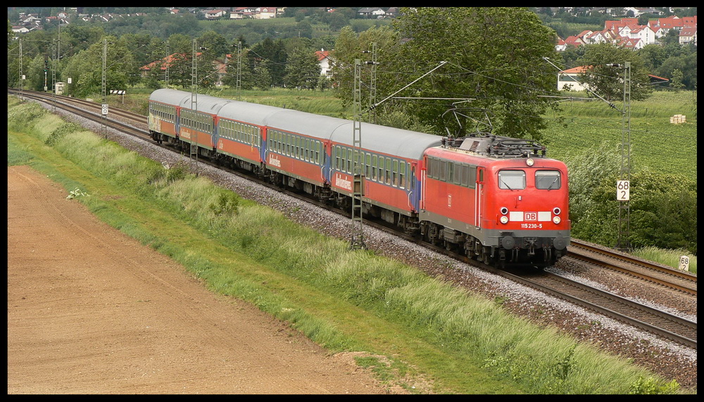 Mit einem Sonderzug berraschte mich die Kasten 115 230, als sie am 11.5.2007 bei Grosachsen-Heddesheim sdwrts unterwegs war.