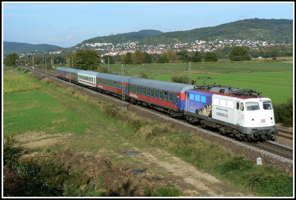 Mit einem Sonderzug war die mit Ameropa-Werbung beklebte 110 325 am 30.09.2007 bei Grosachsen-Heddesheim unterwegs.