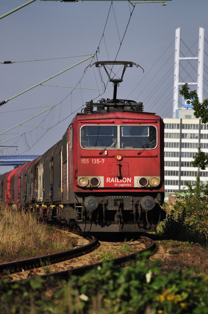 mit einem TEC kommt 155 135 von Mukran Richtung Sden durch Stralsund Rgendamm Bhf am 23.09.2010