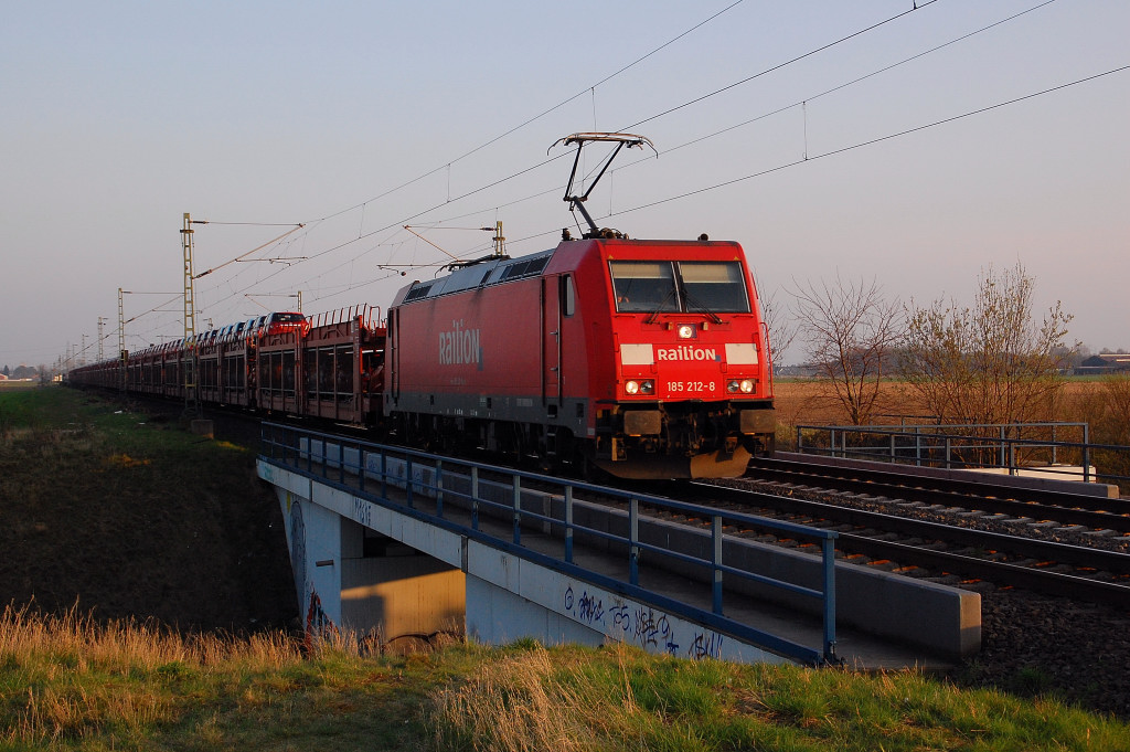 Mit einem Toyota-Autoganzzug am Hacken ist die 185 212-8 auf der K33 Brcke zu sehen am 28.3.2012 