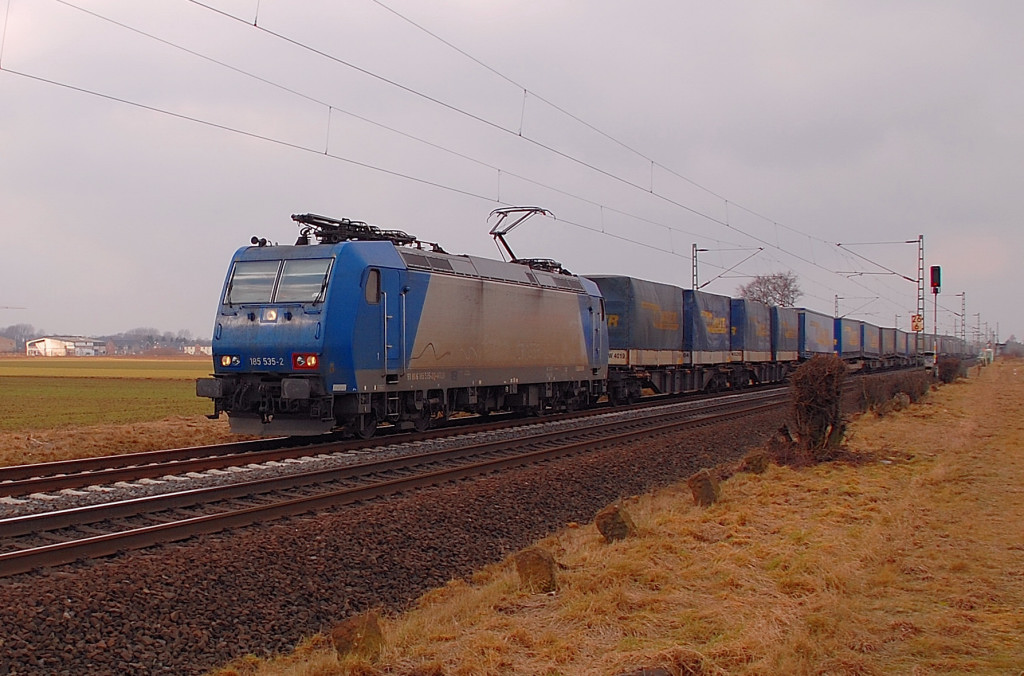 Mit einem Tragwagenganzzug beladen mit Aufliegern der Firma Walther, kommt die  185 535-2 bei Allerheiligen �ber die KBS 495 in Richtung S�den gefahren. 25.2.2012