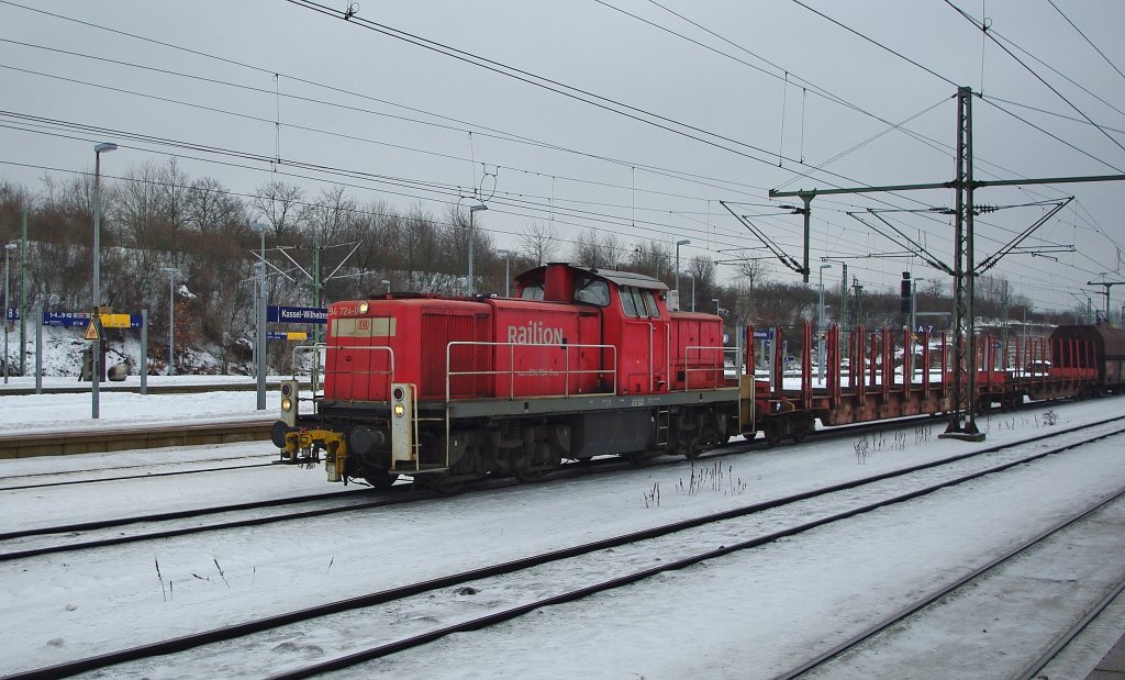 Mit einem bergabezug aus Kassel Bettenhausen kommt 294 724-0 in Richtung Kassel Rbf durch Kassel Wilhelmshhe. Aufgenommen am 06.01.2011.