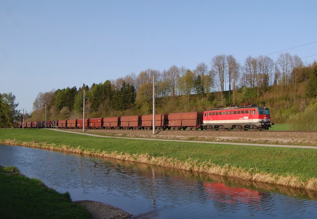 Mit einem Umleiter ist am 10.04.2011 die 1142 639
in Wartberg an der Krems durchgefahren.