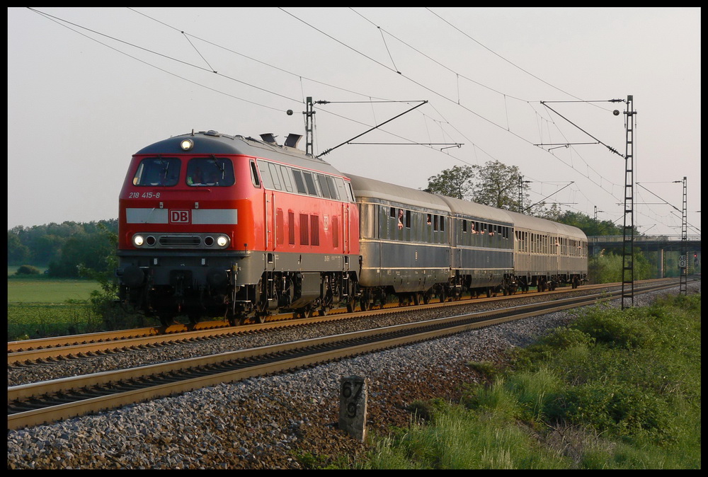 Mit einem unbekannten Sonderzug berraschte mich die 218 415 am Abend des 28.4.2007, als sie bei Ltzelsachsen auf dem Weg nach Norden war. Soweit ich mich erinnern kann, sollte die Fahrt wohl mit einer Dampflok stattfinden, wurde dann aber wegen der Trockenheit und der Brandgefahr von der 218 bernommen.