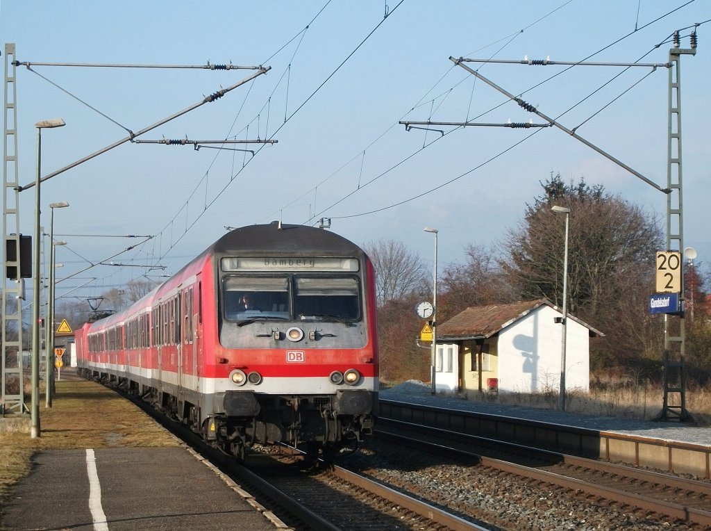 Mit einem Wittenberger Steuerwagen voraus und der 143 847 am Zugschluss, fhrt die RB 37627 nach Bamberg am 19.November 2011 mit in Gundelsdorf ein.