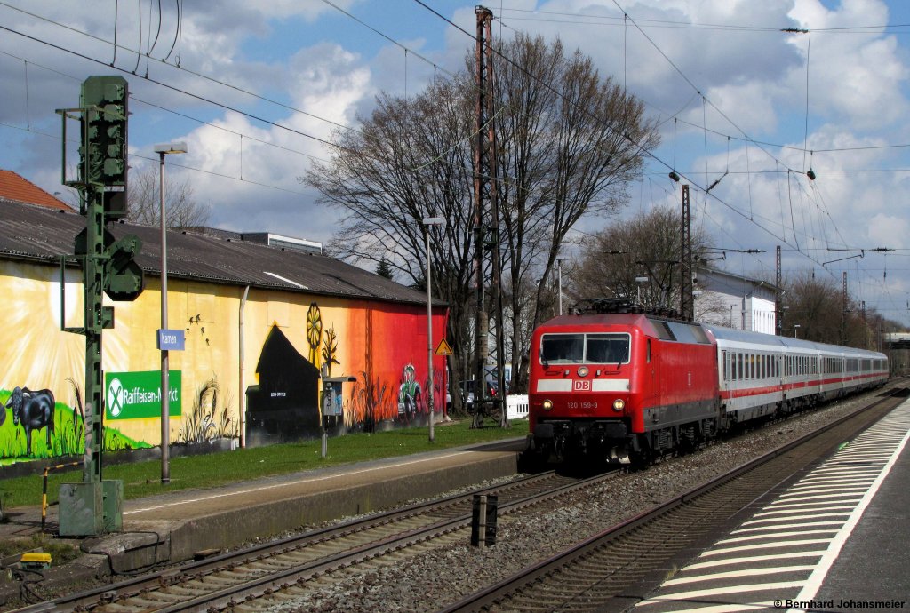 Mit einem Wochenendverstrker IC fhrt die ehemalige Mrklin Werbelok 120 159-9 von Berlin Richtung Ruhrgebiet durch den Bahnhof Kamen. Nchster Halt ist Dortmund Hbf. April 2013