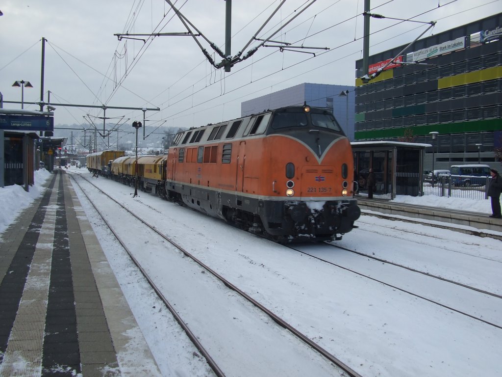 Mit einem wunderbaren Sound fuhr 221 135-7 der Bocholter Eisenbahn GmbH mit ihrem Bauzug durch Bielefeld. Aufgenommen am 21.12.2010.