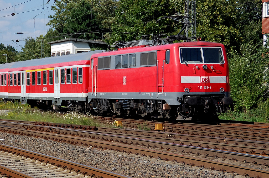 Mit einem Zwischentakt der RE 8 ist die 111 158-2 und ihren N-Wagenzug soeben bei der Einfahrt in den Rheydter Hbf. Freitag 15. Juli 2011