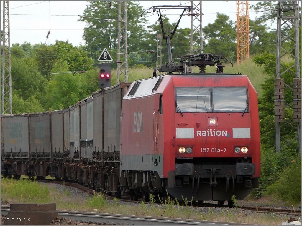 Mit einen Ambrogio Aufliegerzug am Haken fhrt die 152 014-7 auf das Ausweichgleis
kurz vor dem Eschweiler Bahnhof. Aufnahme vom Juni 2012.