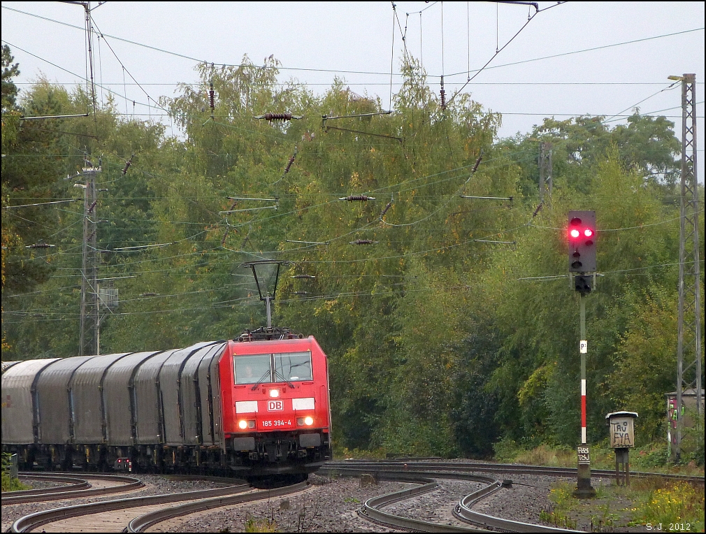 Mit einen Coilzug am Haken ist die 185 394-4 unterwegs nach Aachen. Sauwetter auch 
im Oktober, hier bei Eschweiler auf der KBS 480.