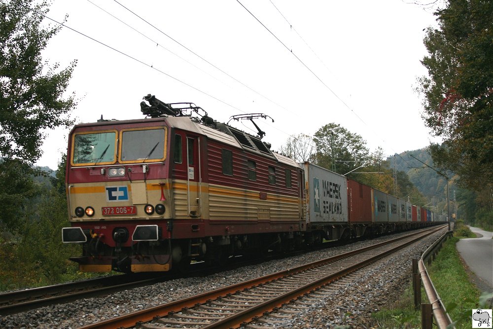 Mit einen Containerzug am Haken passiert die 372 006-7 der CD die kleine Ortschaft Strand an der Elbe am 7. Oktober 2010.