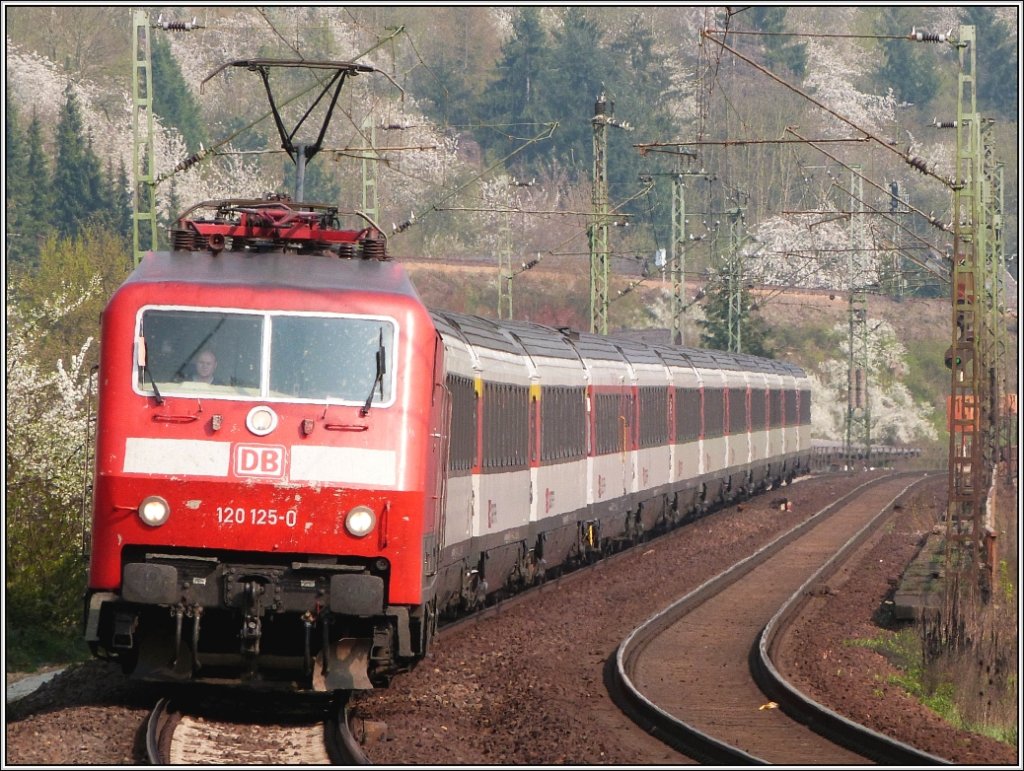 Mit einen Euro City am Haken ist die 120 125-0 bei Linz am Rhein unterwegs in Richtung Bonn. Bildlich festgehalten im April 2013.