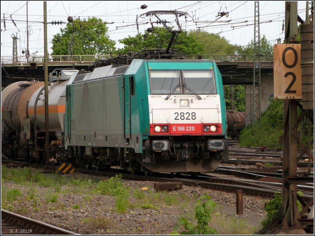 Mit einen Kesselwagenzug am Haken hat die belgische E 186 220 Einfahrt in 
Aachen West am 17.Mai 2012.