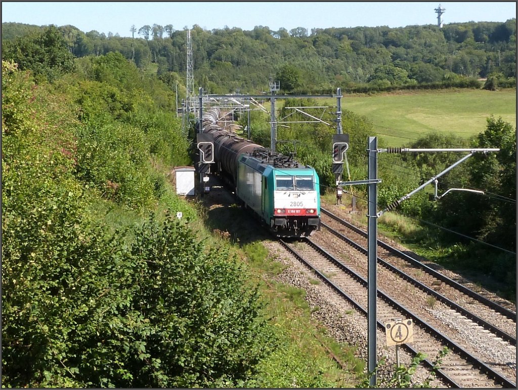 Mit einen Kesselwagenzug am Haken ist die Cobra 2805 auf der Montzenroute bei
Botzelaer/Belgien unterwegs in Richtung Antwerpen. 29.August 2012. 