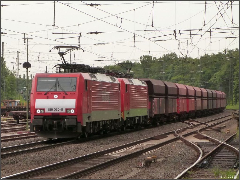 Mit einen schweren Erzzug am Haken sind diese beiden 189 ger  unterwegs.
Location: Duisburg Entenfang im Juli 2012.