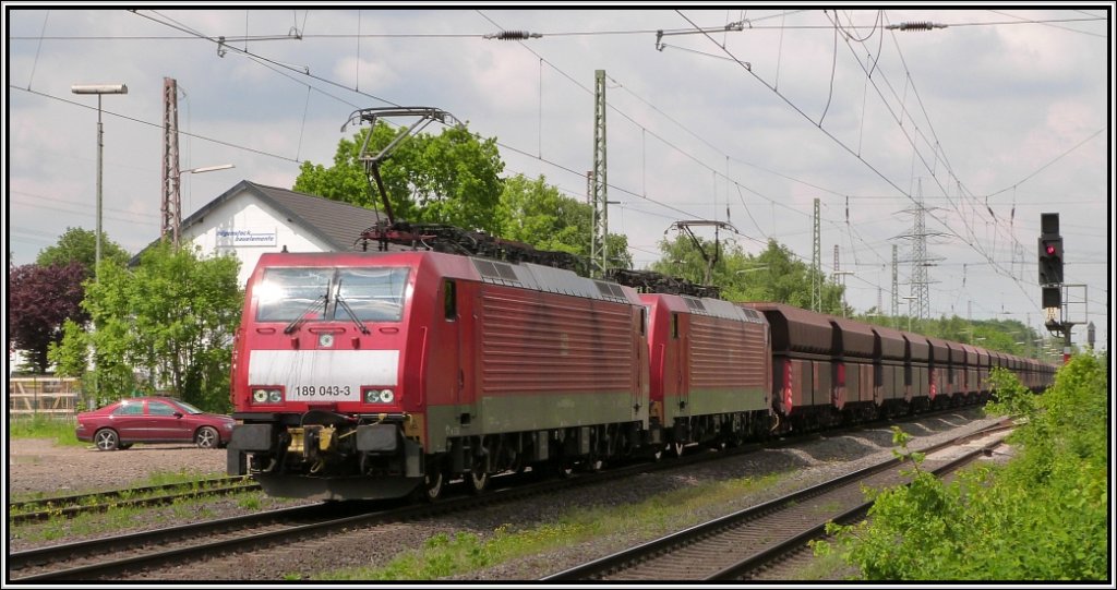 Mit einen schweren Kohlezug am Haken durchfahren diese zwei 189ger Lintdorf bei
Ratingen im Mai 2013.