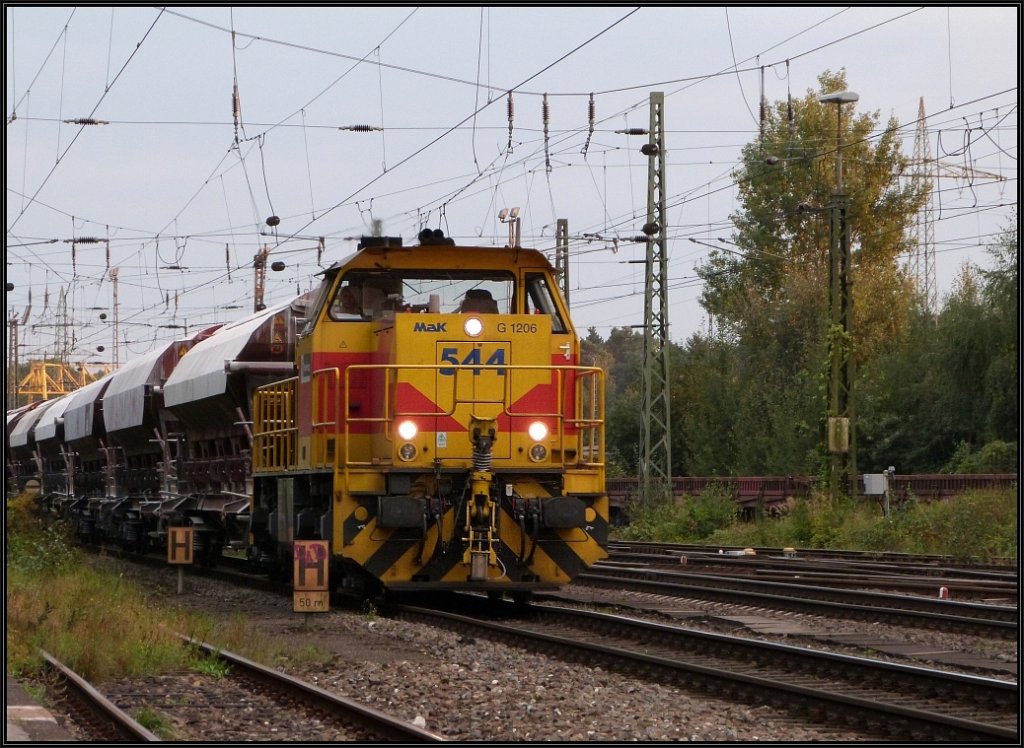 Mit einen vollbeladenen Kalkzug am Haken dieselt die Mak G 1206 sptabends durch Duisburg Wedau. Bildlich festgehalten im September 2012.