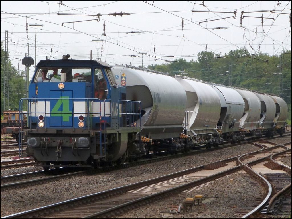 Mit einen Zementzug am Haken ist diese Niag Lok Nr:4 unterwegs und passiert gerade Duisburg Entenfang am frhen Abend im Juli 2012.