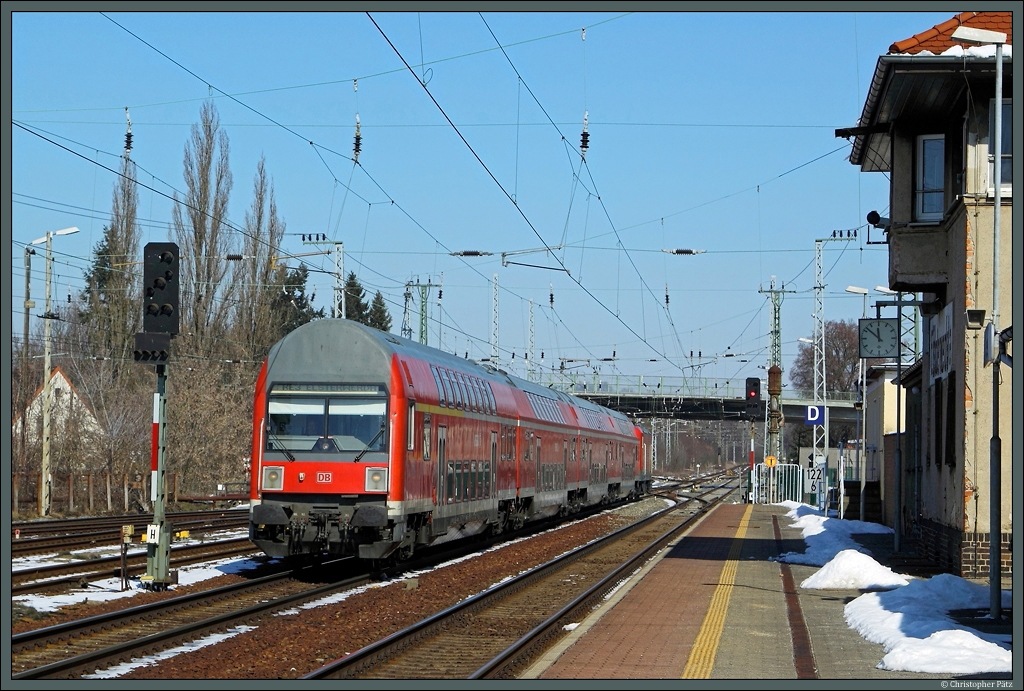 Mit einigen Minuten Versptung erreicht der RE 18307 geschoben von 112 104-5 den Bahnhof Elsterwerda. (16.03.2013)