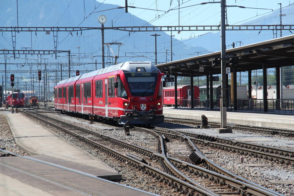 Mit einiger Verzgerung haben nun die ersten 4 teil.Allegra Triebzge auf der S1 Rhzns-Schiers ihren fahrplanmssigen Betrieb aufgenommen.Hier fhrt ein Zug von Rhzns kommend,in Landquart ein.02.08.13