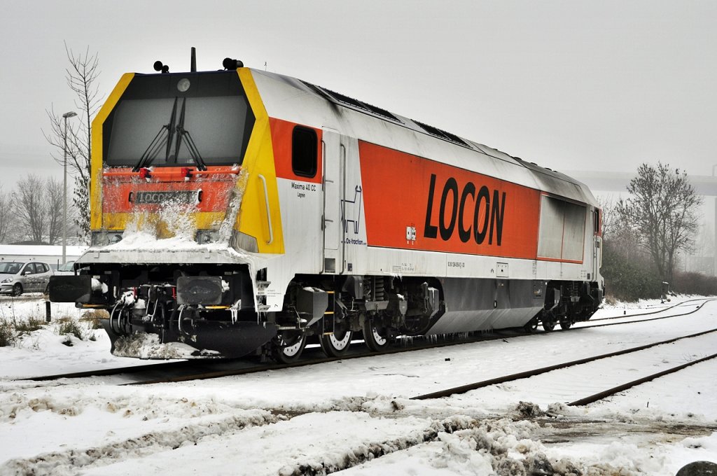mit eisiger Nase steht Locon 401 auf der Hafenbahn vor dem Stralsunder Stadthafen am 07.12.2010