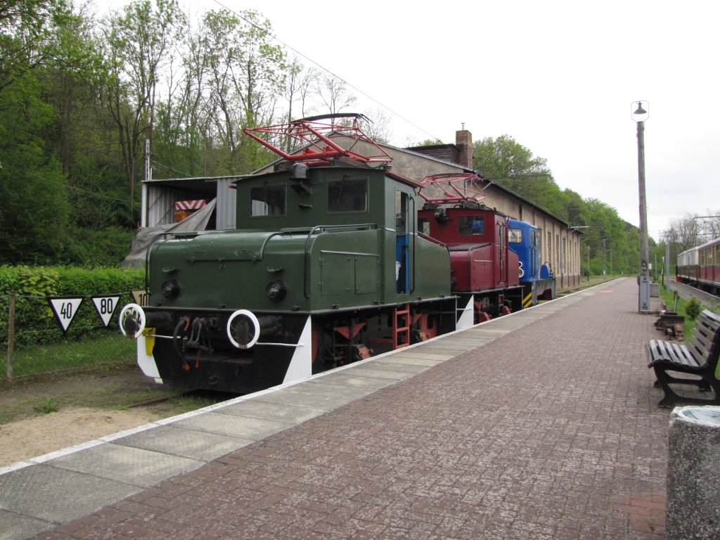 mit entsetzen habe ich vom Diebstahl der Fahrleitung bei der Buckower kleinbahn gehrt, und mchte mit diesem Bild alle Eisenbahnfreunde zu einem Besuch animieren,um diesem Verein so zu helfen.Aufgenommen wurde diese Bild am 13.05.2010