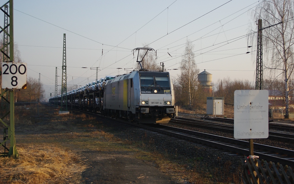 Mit den ersten Sonnenstrahlen am Morgen des 03.03.2011 kam auch 185 681-4 mit Autozug in Richtung Sden daher. Aufgenommen am B Eltmannshausen/Oberhone.