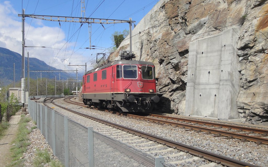 Mit der ETCS-Level 2 Ausrstung, wie sie die Re 4/4  11267 aufweist, konnte am 04.05.2013 von 09:00-15:00 Uhr nirgends schweizweit gefahren werden. Lokzug aufgenommen bei der Ausfahrt Bhf Lalden.