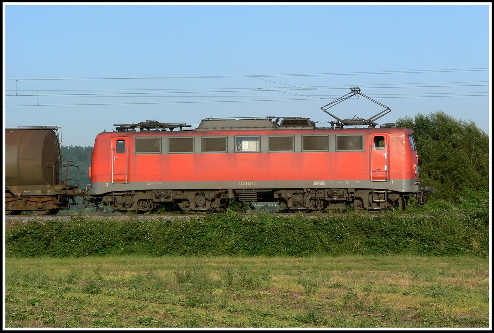 Mit etlichen Kesselwagen am Haken ist 140 675 am 15.7.2007 unterwegs, als sie bei Ltzelsachsen die Fotografen erfreute.