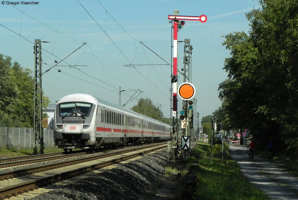 Mit etwa +20 passiert IC 2005  Bodensee  den Bahnhof Forchheim. Aufgenommen am 16.09.2011.