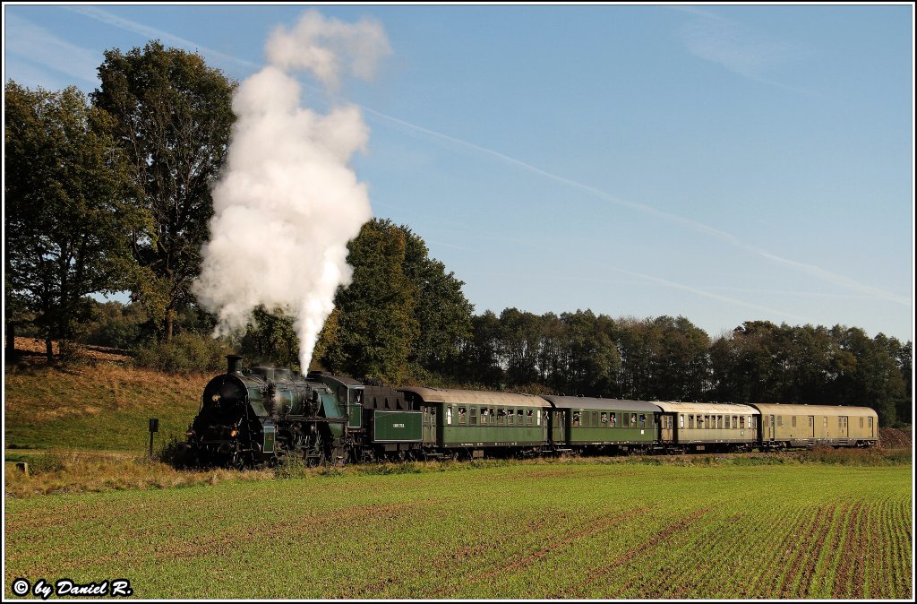 Mit etwas mehr Weitwinkel, P 3882 mit der bay. S3/6 (Bj 1918), auf dem Weg nach Neuhausen. (16.10.2011)
