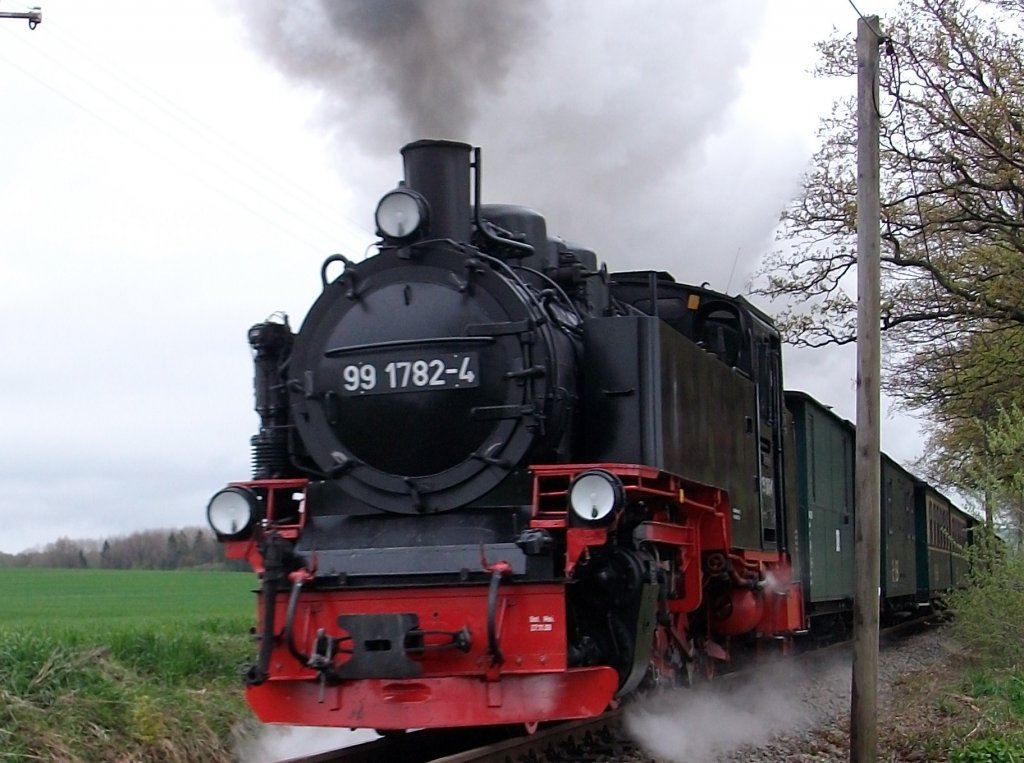 Mit etwas  Seegang  war 99 1782 mit ihrem Personenzug bei Posewald unterwegs.