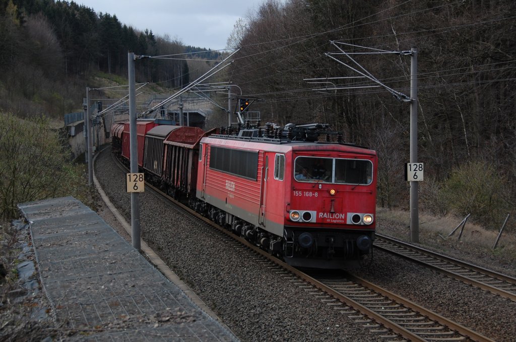 Mit EZ 52287 Seelze Ost - Kassel Rbf ist hier 155 168-8 kurz vor Willebadessen ostwrts unterwegs, 31.03.2012.