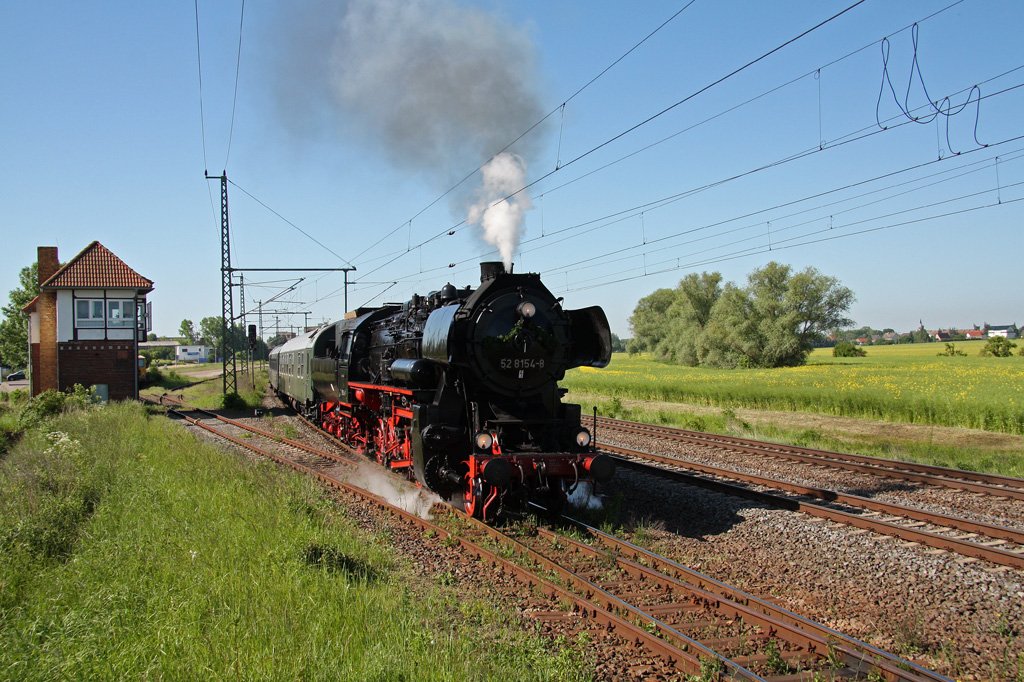 Mit Fahrtziel Aschersleben verlt der von 52 8154-8 gezogene Sonderzug des EMBB Leipzig am 5.06.2010 den Bahnhof Niemberg.