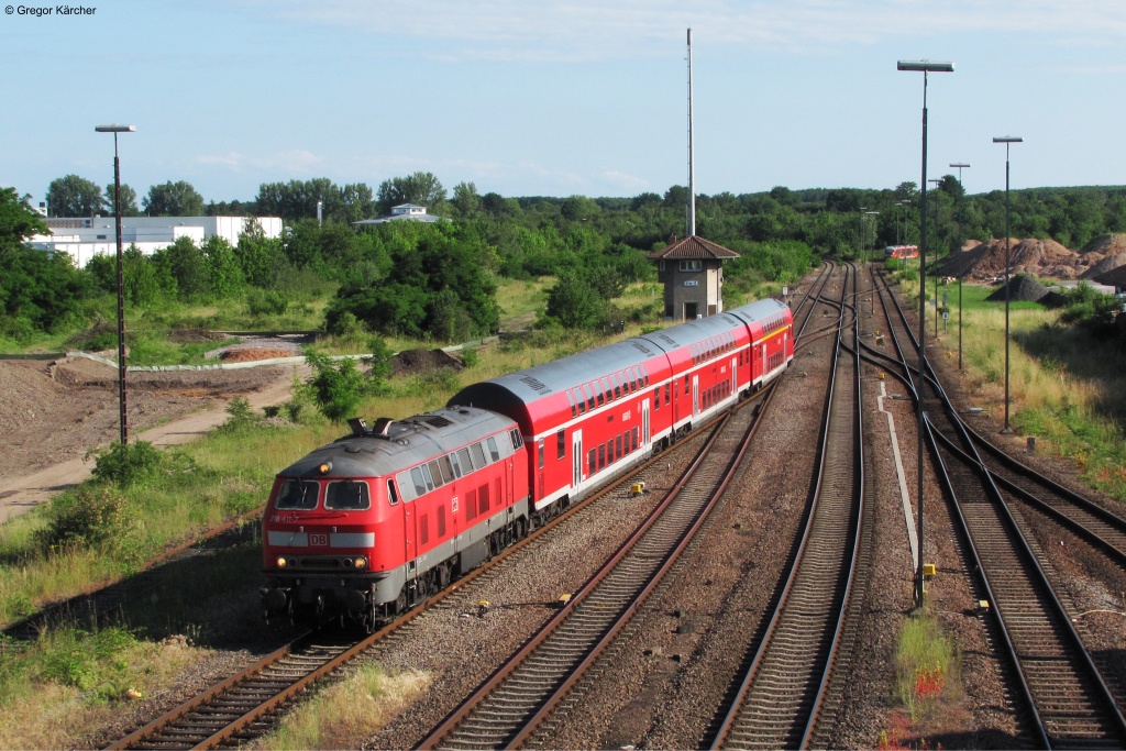 Mit fast 20 Minuten Versptung fhrt die 218 411-7 mit dem RE 18848  Rheintal-Express  (Wissembourg - Koblenz Hbf) in Landau Hbf auf Gleis 5 ein. Der VT 642 im Hintergrund ist die pnktliche RB aus Pirmasens. Aufgenommen am 17.06.2012.