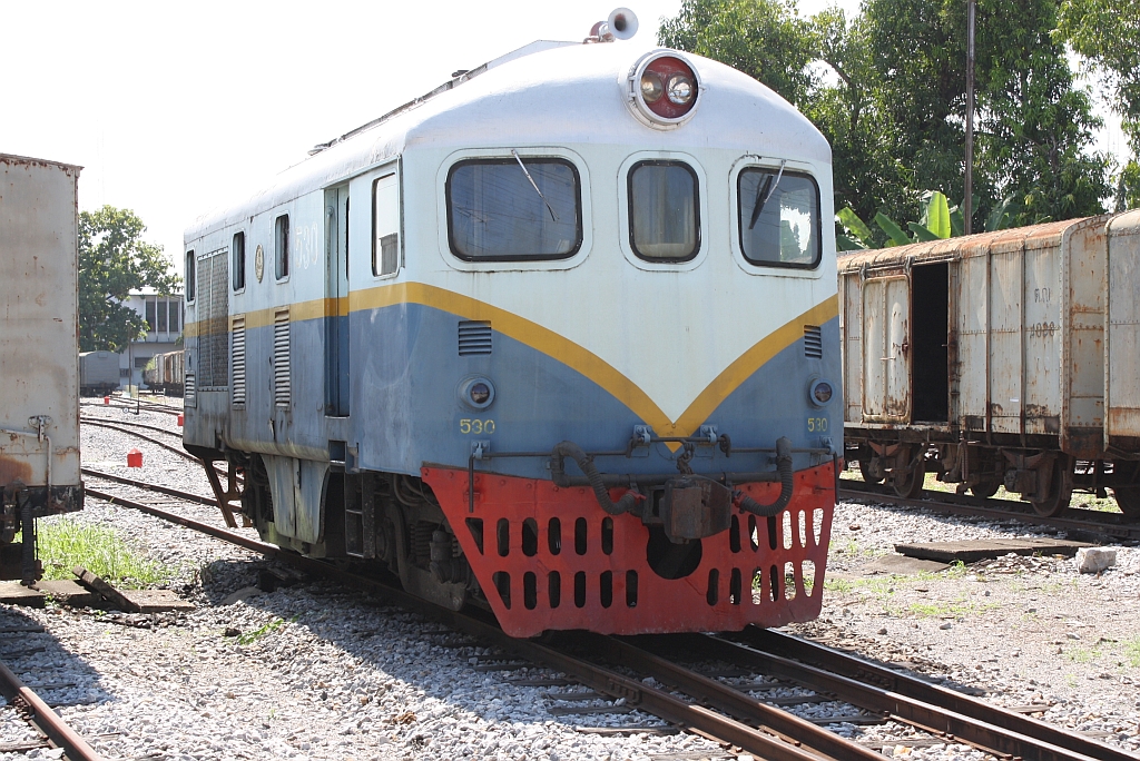 Mit fast 60 Jahren steht die 530 (Bo'Bo', de, Davenport, Bauj.1952) noch im Einsatz. Depot Uttaradit am 26.Oktober 2011.