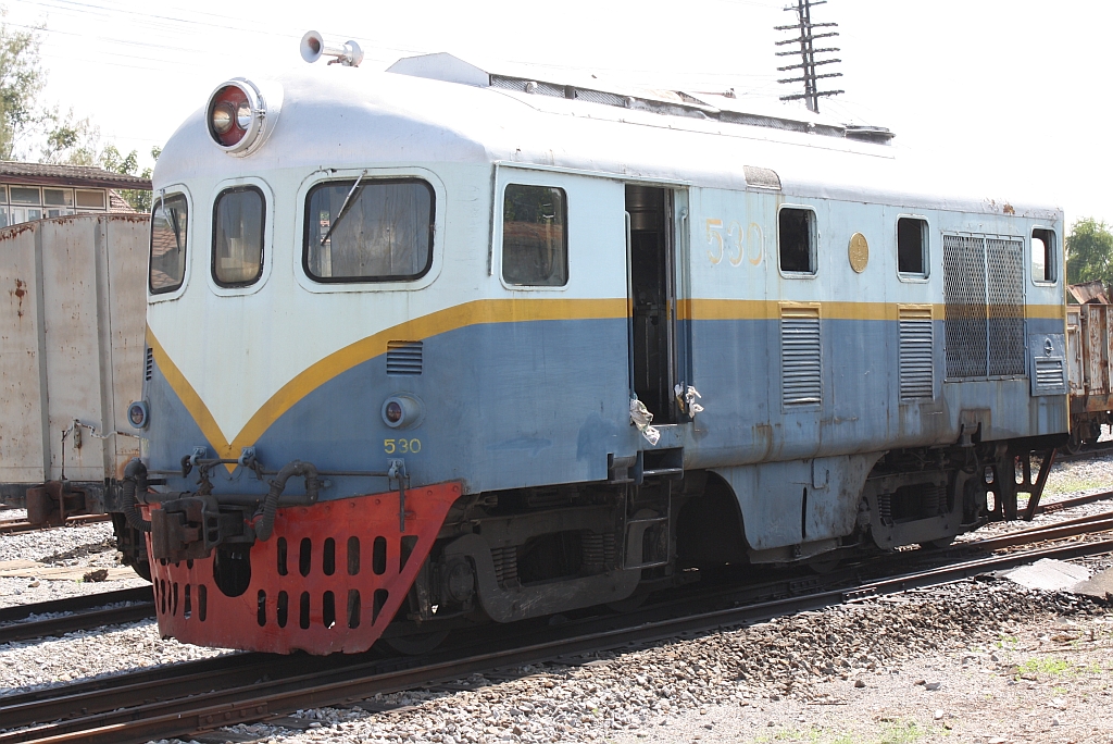 Mit fast 60 Jahren steht die 530 (Bo'Bo', de, Davenport, Bauj.1952) noch im Einsatz. Depot Uttaradit am 26.Oktober 2011.