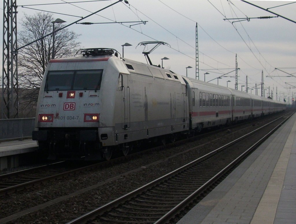 Mit fast 60min Versptung erreichte IC 2212 Koblenz-Binz,mit 101 034,am 24.Mrz 2010,den Bahnhof Bergen/Rgen