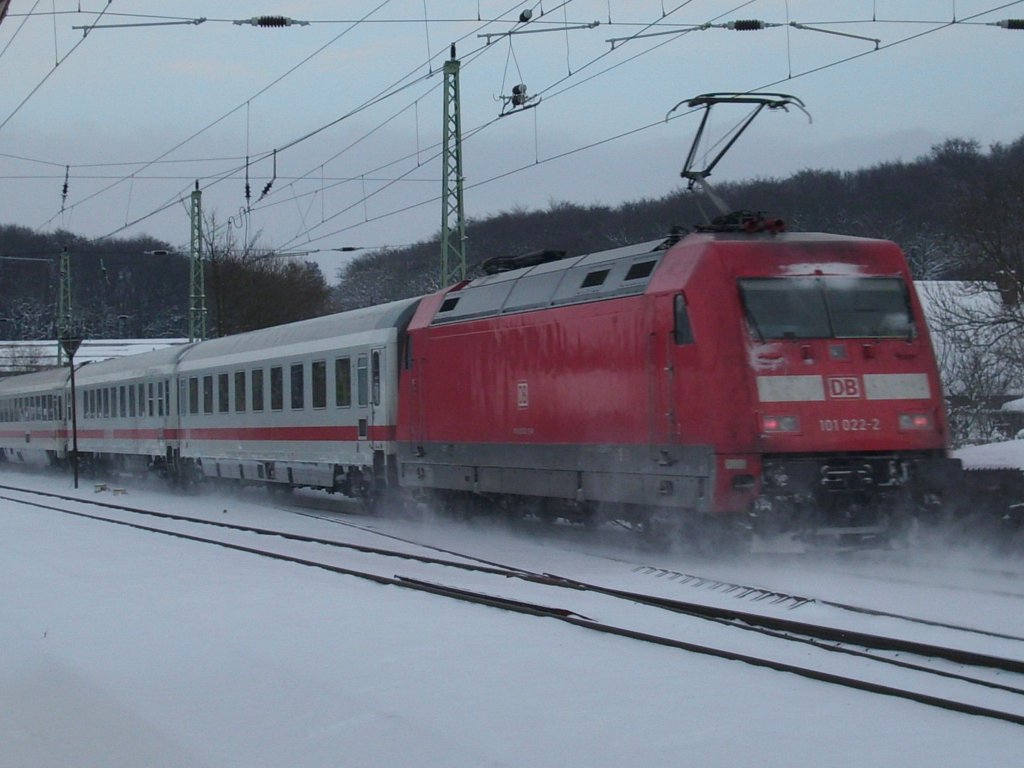 Mit fast einer Stunde Versptung verlie,am 19.Dezember 2009,der IC 2184 Hannover-Binz den Bahnhof Bergen/Rgen der von 101 022 geschoben wurde.