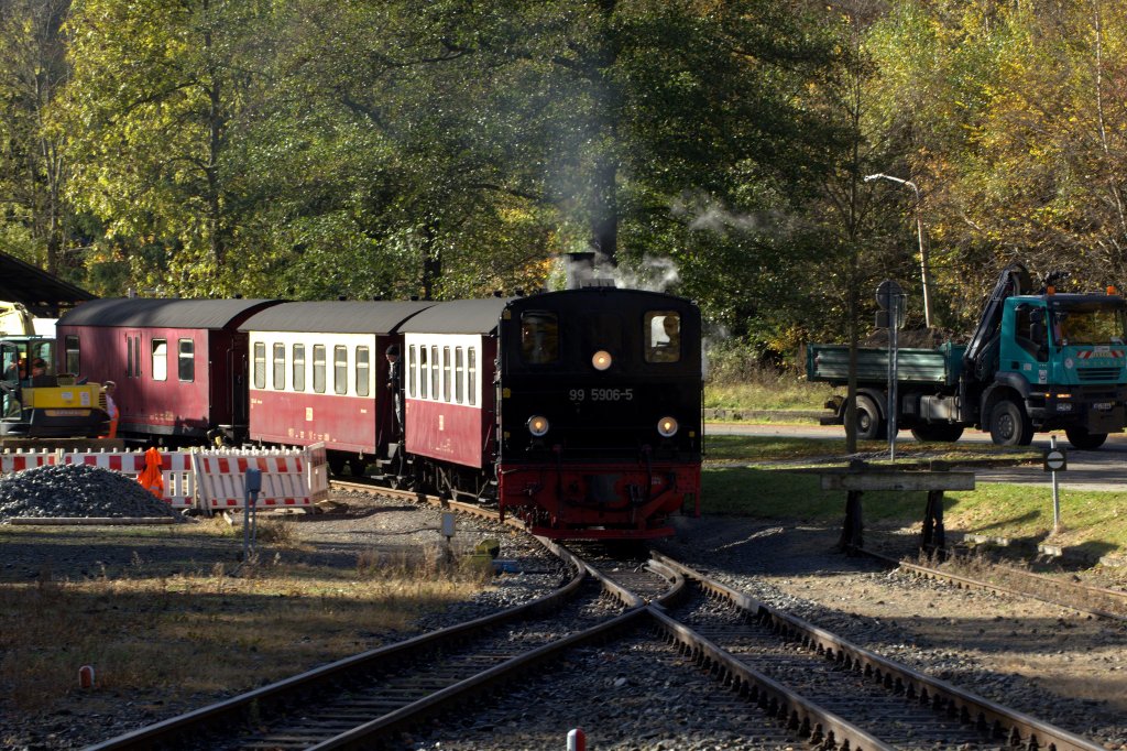Mit fast zwanzigmintiger Versptung luft 99 5906 - 5 in Alexibad ein. 
P 9852 sollte am 19.10.2012 um 12:23 Uhr nach Gernrode ausfahren.
Zeit der Aufnahme. 12:44 Uhr.