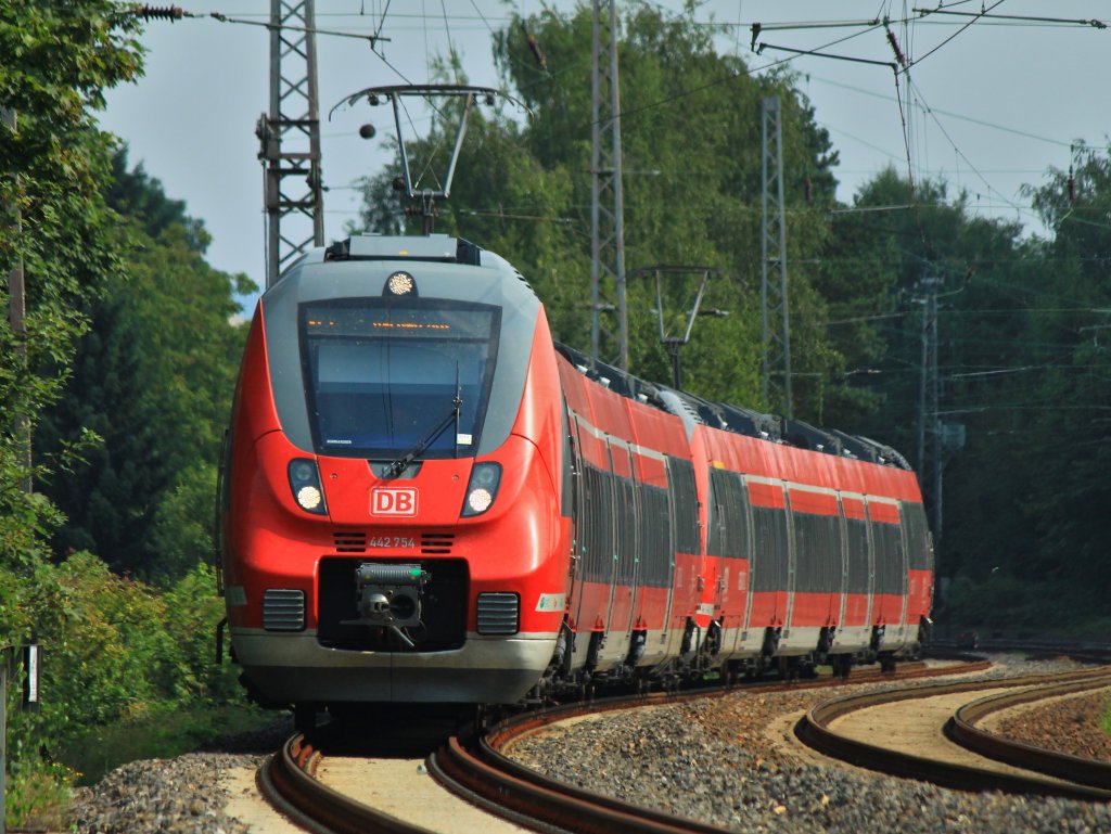 Mit festgezogenen verschraubungen an den Tren fhrt das Hamsterbacken-doppel 442 754 und 442 258 am 21.08.2012 als Rhein-Sieg-Express (RE9) von Siegen nach Aachen in den Bahnhof Eschweiler ein.