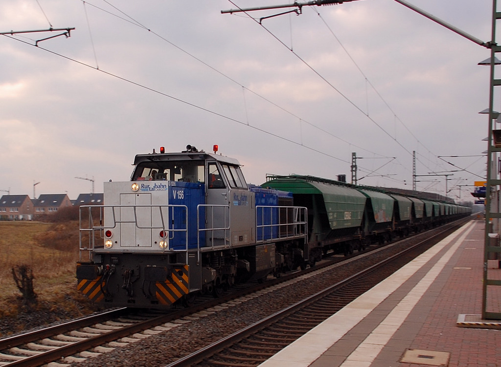 Mit franzsichen Getreidesilowagen am Hacken kommt die Rurtalbahn V155/alias 1275 637-7 durch den Hp Allerheiligen gefahren am spteren Nachmittag des 25.2.2012.